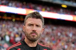Michael Carrick giải bài toán tuyến giữa 20 năm tại MU bằng các bản hợp đồng khôn ngoan