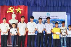 Trao 30 suất qu&agrave; tiếp sức học sinh ngh&egrave;o th&ocirc;n B&igrave;nh Y&ecirc;n (x&atilde; Quế Phước)