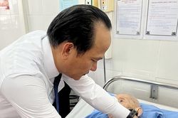 Ph&oacute; B&iacute; thư Th&agrave;nh ủy, Chủ tịch Ủy ban MTTQ Việt Nam th&agrave;nh phố Nguyễn Đ&igrave;nh Vĩnh trao Huy hiệu 80 năm tuổi Đảng cho &ocirc;ng V&otilde; Minh Ch&acirc;u