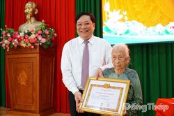 Đồng ch&iacute; Phạm Th&agrave;nh Ngại trao Huy hiệu Đảng đợt 2-9 tại x&atilde; C&aacute;i B&egrave;
