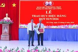 Đồng ch&iacute; Phan Văn Thương trao Huy hiệu Đảng tại phường G&ograve; C&ocirc;ng