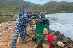 Hải đoàn Biên phòng 48 kiểm tra bắn đạn thật súng tiểu liên AK-47