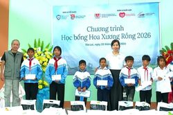 Trao tặng 78 suất học bổng “Hoa Xương Rồng” cho trẻ em khuyết tật tại Gia Lai