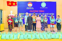 Mặt trận phường Nha Trang tặng 120 suất qu&agrave; cho c&aacute;c hộ c&oacute; ho&agrave;n cảnh kh&oacute; khăn nh&acirc;n dịp lễ Vu Lan