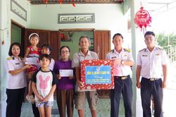 Lữ đoàn 146 tặng quà cho con ngư dân trước năm học mới