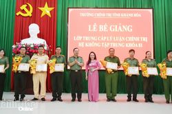 Bế giảng lớp Trung cấp l&yacute; luận ch&iacute;nh trị hệ kh&ocirc;ng tập trung kh&oacute;a 81