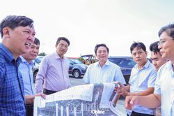 Phó Chủ tịch Thường trực HĐND tỉnh Lữ Thanh Hải khảo sát các khu đất thực hiện dự án năng lượng