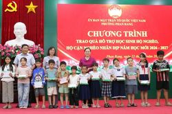 Mặt trận phường Phan Rang trao 120 suất quà cho học sinh có hoàn cảnh khó khăn