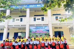 Chương trình “Cùng em vui bước đến trường” đến với Trường THCS Nguyễn Huệ
