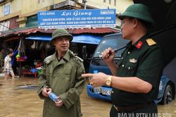Huy động tối đa lực lượng hỗ trợ tiểu thương di chuyển h&agrave;ng h&oacute;a ra khỏi chợ Giếng Vu&ocirc;ng