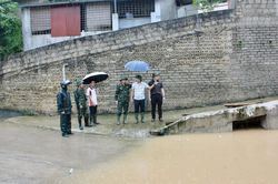 Đo&agrave;n c&ocirc;ng t&aacute;c phường Lương Văn Tri kiểm tra c&ocirc;ng t&aacute;c ph&ograve;ng, chống mưa b&atilde;o