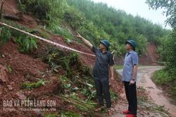 Lãnh đạo Báo và PTTH Lạng Sơn kiểm tra tình hình mưa lũ tại xã Xuân Dương