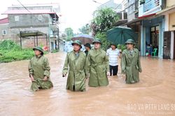 Phó Chủ tịch Thường trực UBND tỉnh kiểm tra công tác ứng phó bão số 4 và mưa lũ