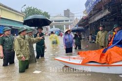 Sát cánh cùng dân trong mưa lũ