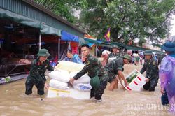 Sát cánh cùng dân trong mưa lũ