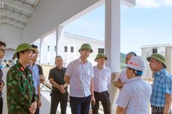 Phó Chủ tịch UBND tỉnh Phan Trung Bá kiểm tra công trình trường nội trú biên giới Y Tý, A Mú Sung