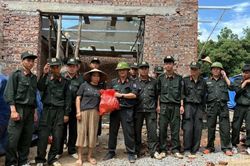 C&aacute;n bộ, chiến sĩ cảnh s&aacute;t cơ động tổ chức nhiều hoạt động thiện nguyện tại phường Trung T&acirc;m