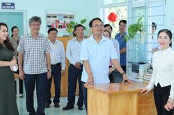 Phó Bí thư Thường trực Tỉnh ủy Lâm Đồng Đặng Hồng Sỹ kiểm tra công tác chuẩn bị năm học mới phía Đông