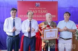 Gi&aacute;m đốc B&aacute;o v&agrave; Ph&aacute;t thanh, truyền h&igrave;nh Ph&uacute; Thọ trao huy hiệu Đảng v&agrave; l&agrave;m việc về sắp xếp cơ sở gi&aacute;o dục c&ocirc;ng lập