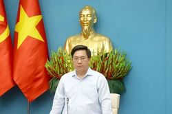 Chủ tịch UBND tỉnh Trần Duy Đ&ocirc;ng chủ tr&igrave; hội nghị nghe b&aacute;o c&aacute;o kế hoạch tổ chức Lễ kỷ niệm 72 năm Ng&agrave;y B&aacute;c Hồ về thăm Đền H&ugrave;ng