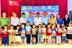 Tiếp sức ước mơ giảng đường cho học sinh ngh&egrave;o x&atilde; Kiến Thiết