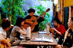Học đàn giữa khu vườn xanh