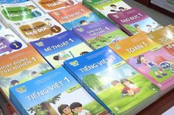 Bộ Gi&aacute;o dục v&agrave; Đ&agrave;o tạo y&ecirc;u cầu bảo đảm đủ s&aacute;ch gi&aacute;o khoa trước 30/8