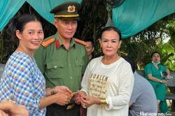 Du khách nhận lại lắc vàng đánh rơi tại lễ hội điện Huệ Nam