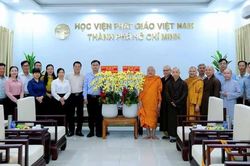 Lãnh đạo chính quyền xã Bình Lợi thăm, chúc mừng Học viện Phật giáo VN tại TP.HCM nhân Đại lễ Vu lan