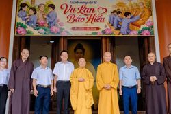 Lãnh đạo Sở Dân tộc và Tôn giáo TP.Đồng Nai chúc mừng Đại lễ Vu lan đến Trưởng lão Hòa thượng Chủ tịch