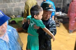 Trắng đêm di dời người dân ra khỏi khu vực ngập úng, sạt lở tại Lạng Sơn