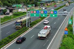 Th&iacute; điểm l&agrave;n ri&ecirc;ng để vượt xe tr&ecirc;n cao tốc: T&agrave;i xế đi thế n&agrave;o cho đ&uacute;ng?