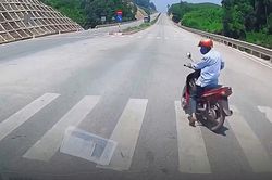 Thót tim khoảnh khắc người đi xe máy chuyển làn bất ngờ, suýt bị ô tô tông trúng