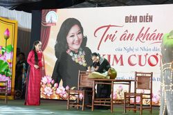 NSND Kim Cương trở lại sân khấu tri ân khán giả ở tuổi gần 90
