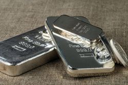Ngày 22/8: Giá bạc trong nước tiếp đà giảm, thế giới tiến sát mốc 69 USD/ounce