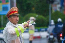 CSGT Hà Nội ứng trực xuyên mưa, kịp thời xử lý các điểm ùn tắc