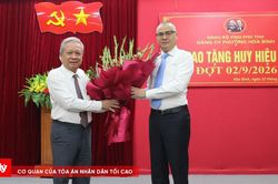 B&iacute; thư Tỉnh ủy Ph&uacute; Thọ trao Huy hiệu Đảng tại phường H&ograve;a B&igrave;nh