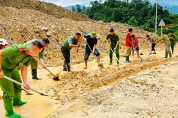 Công an xã Phình Hồ chung tay khắc phục hậu quả sau mưa lớn