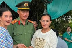 C&ocirc;ng an phường hỗ trợ du kh&aacute;ch t&igrave;m lại 1 c&acirc;y v&agrave;ng đ&aacute;nh rơi ở lễ hội