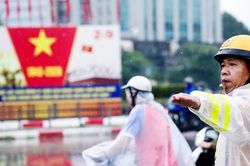 CSGT Hà Nội bám đường trong mưa, giữ giao thông thông suốt