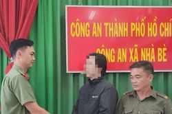 C&ocirc;ng an x&atilde; kịp thời cứu sống du kh&aacute;ch H&agrave;n Quốc nhảy cầu