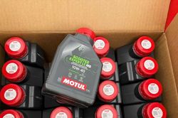 Phát hiện 16.000 hộp dầu nhớt giả nhãn hiệu nhập về cảng Cát Lái