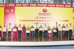364 đảng vi&ecirc;n phường Tương Mai nhận Huy hiệu Đảng đợt 2/9