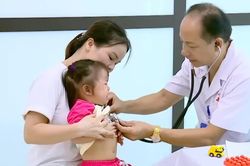 Chăm s&oacute;c sức khỏe trẻ em: Điểm tựa từ y tế cơ sở