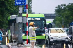 CSGT Hà Nội điều tiết giao thông trong mưa bão