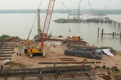 Tăng tốc thi công cầu Ngọc Hồi