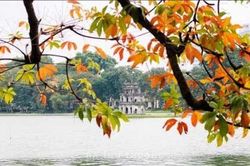 Hồ Gươm l&atilde;ng mạn trong sắc thu