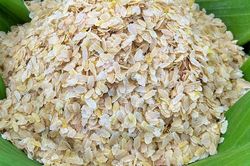 Tận mắt thấy các công đoạn làm cốm dẹp, bánh lá mít đặc sản Tây Nam Bộ giữa Thủ đô