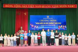 Li&ecirc;n đo&agrave;n Lao động tỉnh tổ chức Chương tr&igrave;nh 'N&acirc;ng bước em tới trường'