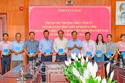 Ph&oacute; B&iacute; thư Thường trực Tỉnh uỷ Huỳnh Quốc Việt gặp gỡ đo&agrave;n đại biểu dự Đại hội Li&ecirc;n minh HTX Việt Nam